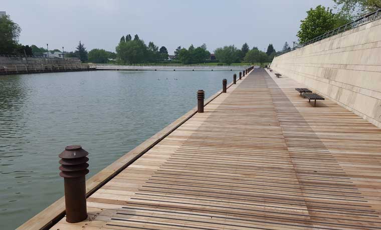 Terrasse en bois réalisée par LA CHARPENTE COURVILLOISE