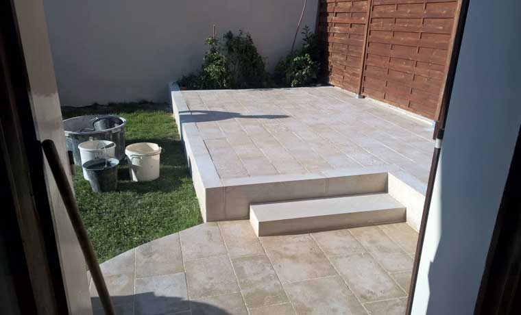 Terrasse en pierre de Bourgogne réalisée par BV PIERRES